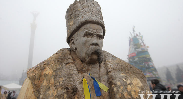 На Майдане установили деревянную статую Шевченко