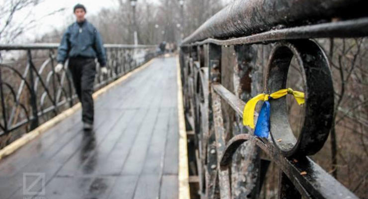 Активисты Майдана починили Мост влюбленных в Киеве