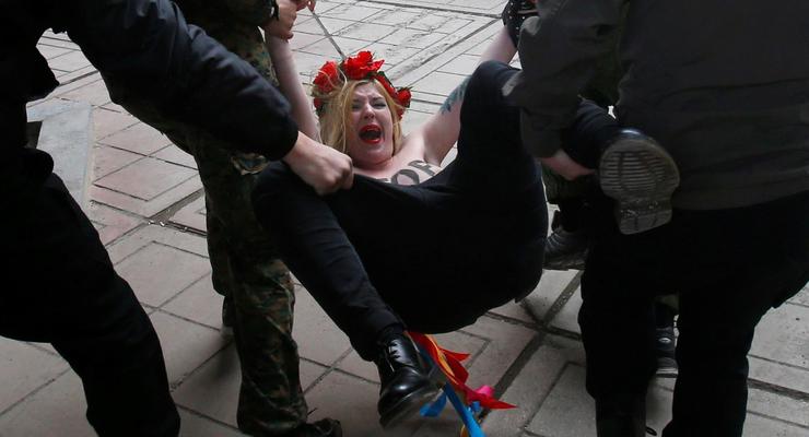 Пророссийские активисты напали на девушек из Femen