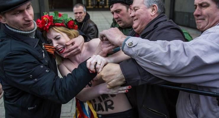 Главные ВИДЕО дня: Избитые FEMEN и позорное отступление самообороны Крыма