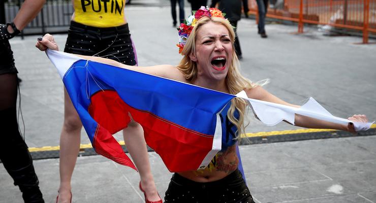 Активистки Femen разделись на Таймc-сквер и порвали российский флаг