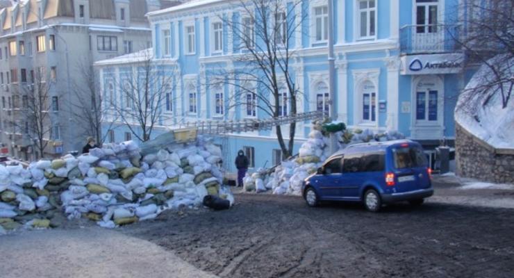 В Киеве начали разбирать баррикады