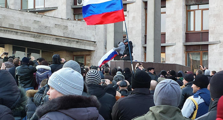 В центре Донецка подняли флаг России