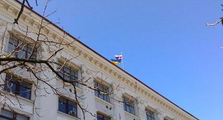 Над Луганской облгосадминистрацией подняли флаги России и Украины