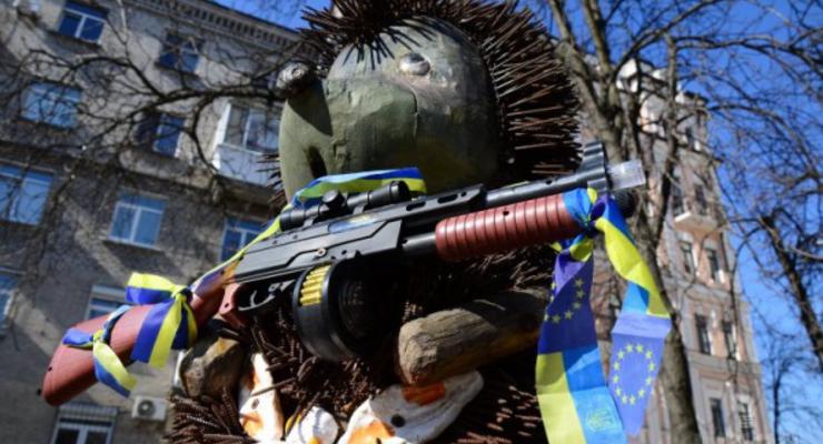 Скульптуру Ежика в Киеве вооружили автоматом