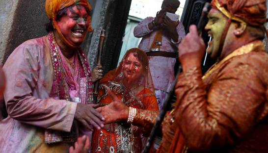 В Индии проходит самый красочный праздник в мире