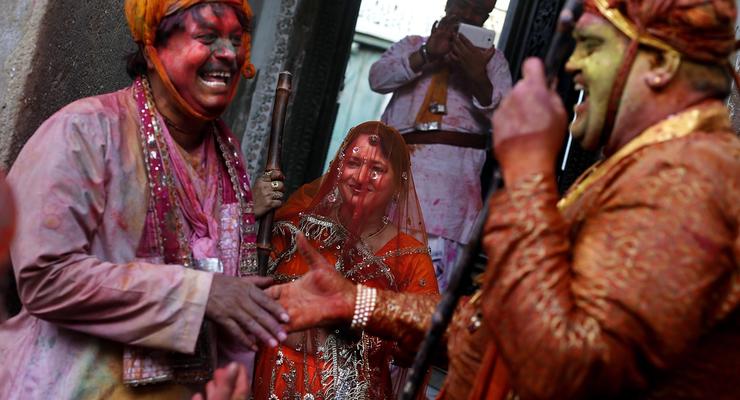 В Индии проходит самый красочный праздник в мире