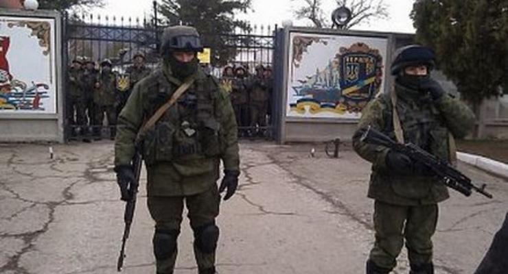 Военные и силовики проверяют транспорт по обе стороны пути в Крым