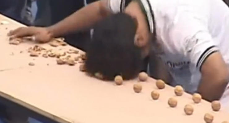 Житель Пакистана расколол головой 155 орехов за минуту