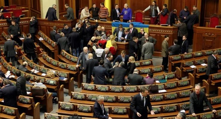 Тягнибок предложил снимать зарплату с депутатов, которые отсутствуют на заседаниях ВР