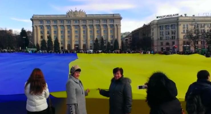 В Харькове в поддержку Кернеса развернули гигантский флаг Украины
