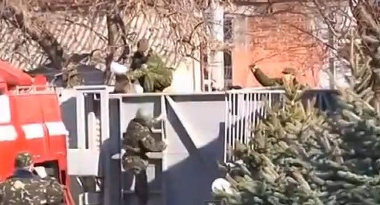 Самооборона Крыма применила оружие против военнослужащих Украины