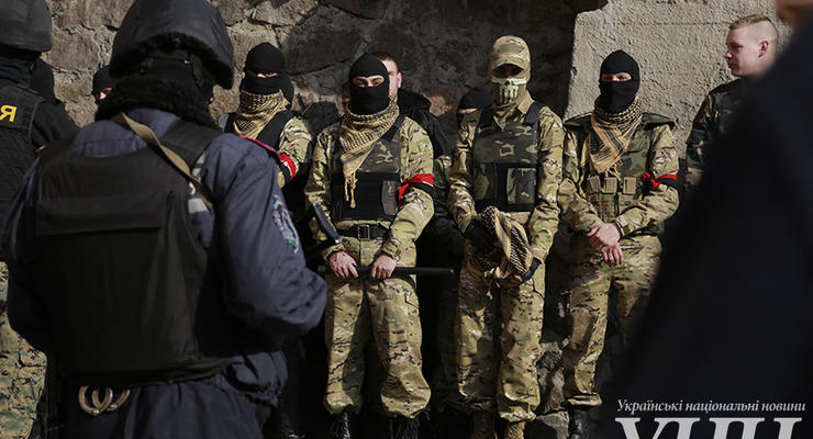 В центре Киева вооруженные люди устроили стрельбу и избили граждан