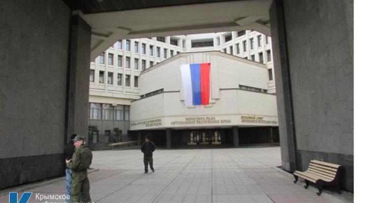 С фасада парламента Крыма сняли герб Украины