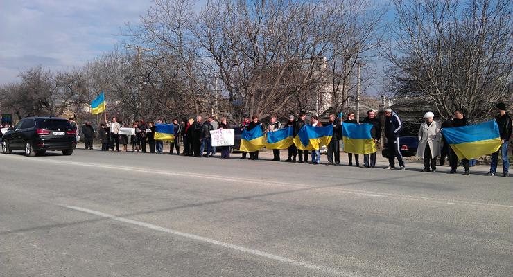 Крымские татары встали вдоль дорог живой цепью