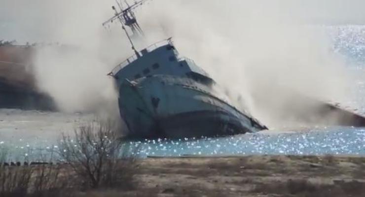Россияне утопили еще один корабль в бухте Донузлав