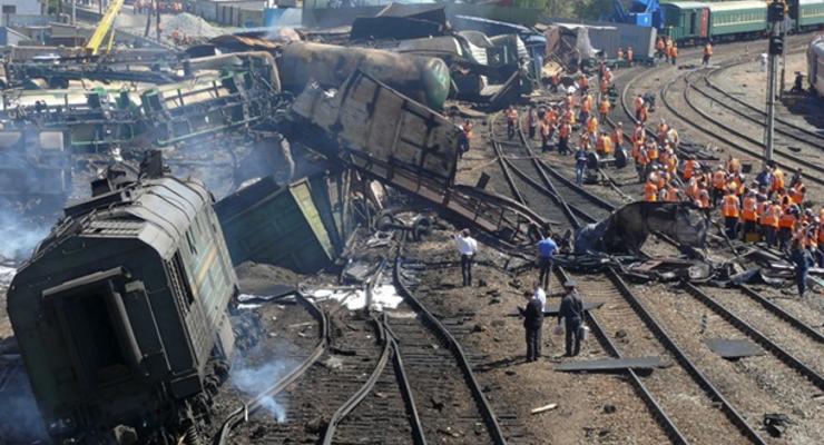 На месте аварии грузового поезда в Николаевской области спасателям осталось поднять три вагона