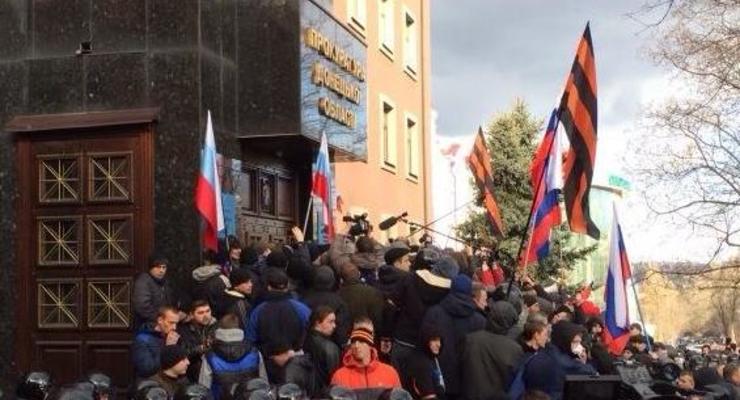 В Донецке пророссийские активисты захватили здание прокуратуры