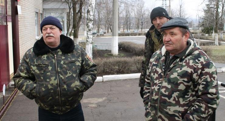 Как жители Донбасса блокируют военный склад