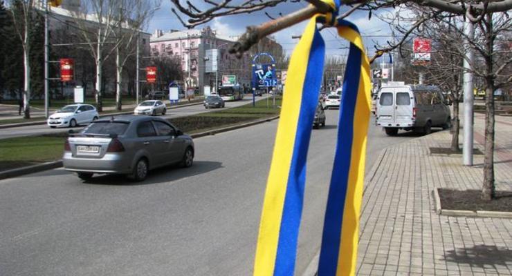 Центр Донецка украсили желто-голубыми ленточками