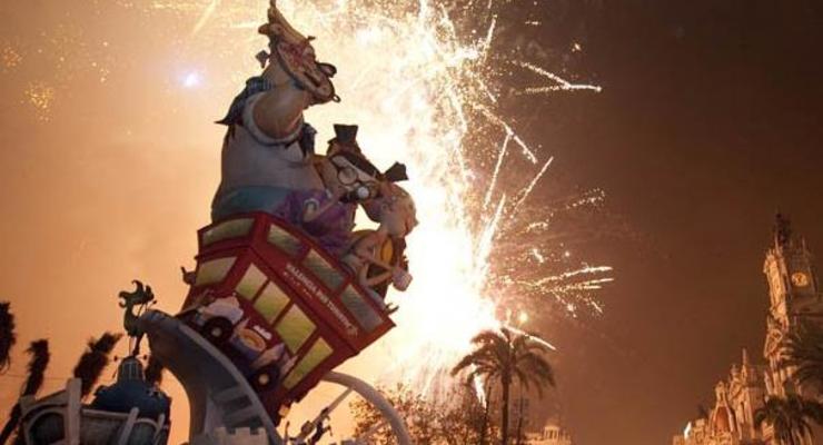 В испанской Валенсии завершился фестиваль огня Лас Фальяс