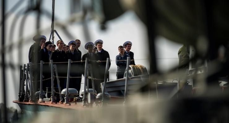 Минобороны требует от военных в Крыму защищать корабли и части  – Турчинов