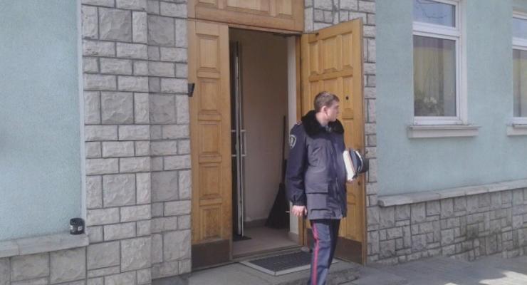 В Киеве вооруженные люди в масках ограбили офис