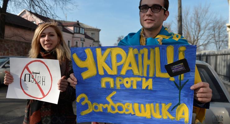 Украинцы против "зомбоящика". Студенты требуют отключить российские каналы