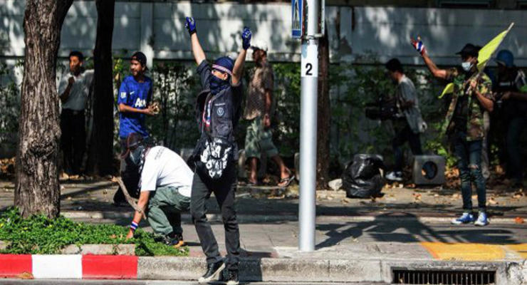 На улицах Бангкока гремят взрывы: есть пострадавшие
