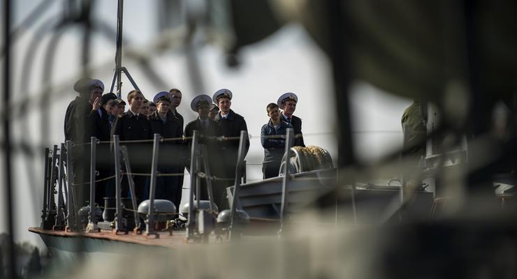 Запасов продовольствия на заблокированных украинских кораблях хватит на 10 суток – командующий ВМС