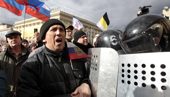 В Харькове митингующие требуют провести референдум
