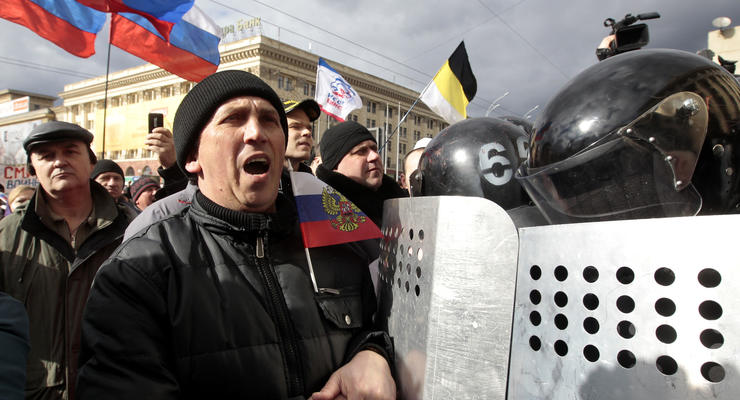 В Харькове митингующие требуют провести референдум