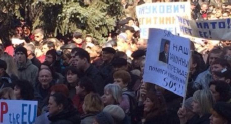 В Мариуполе митингует тысяча сторонников Януковича
