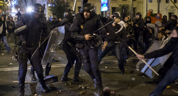 В столкновениях с полицией в Мадриде ранены более 80 человек