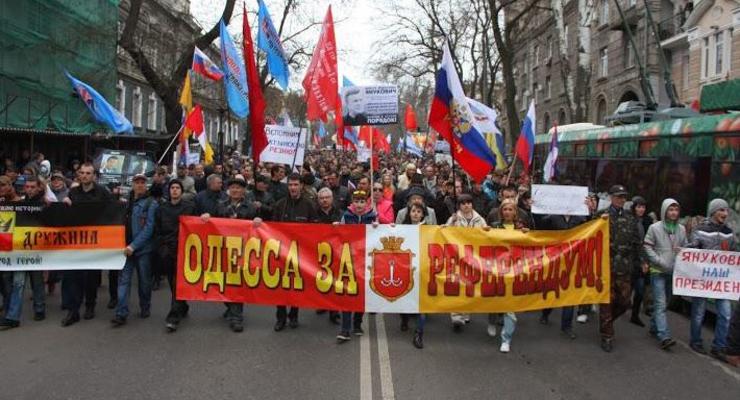 В Одессе около 1,5 тысячи человек проводят марш с требованием референдума