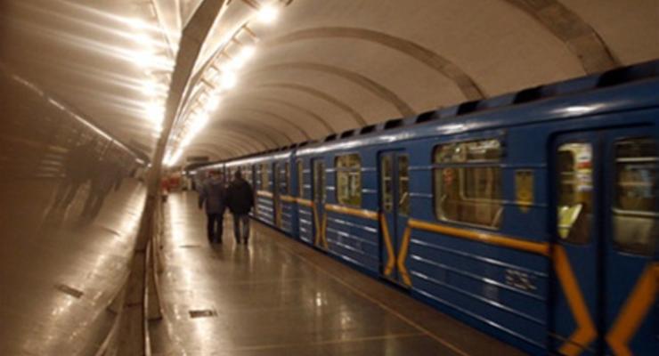 В киевском метро задержали мужчину с оружием