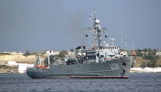 Тральщик Черкассы буксируют к причальной стенке - источник