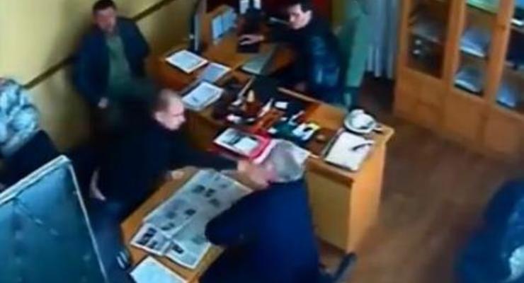 В Кировоградской области в собственном кабинете избили главврача горбольницы - СМИ
