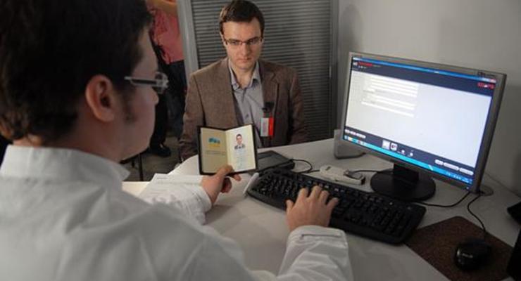 Украинцы смогут получить биометрические паспорта в нынешнем году – Яценюк