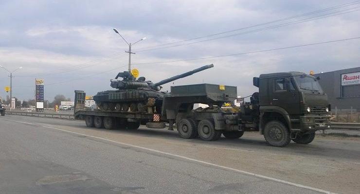 Россияне свозят на север Крыма танки, а в Симферополь стягивают пехоту и БТРы – Минобороны