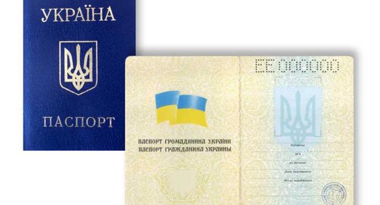 Яценюк призвал украинцев в Крыму не отказываться от украинских паспортов