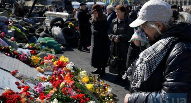 Цветы и слезы: на Майдане прошло Траурное вече