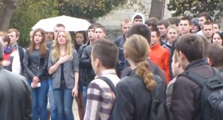 Севастопольские студенты покинули плац во время поднятия флага России