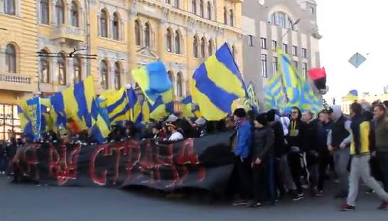 Фанаты Металлиста и Шахтера провели совместную акцию за единство страны