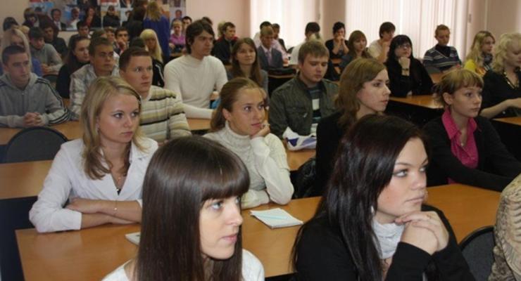 Крымские школьники с 1 сентября начнут учиться по программам РФ - Медведев