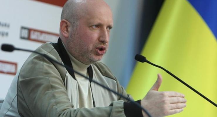 Турчинов поручил уволить в запас призванных из Крыма военных