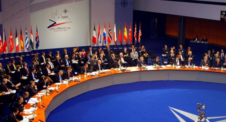 НАТО приостанавливает практическое сотрудничество с Россией, но продолжит политический диалог