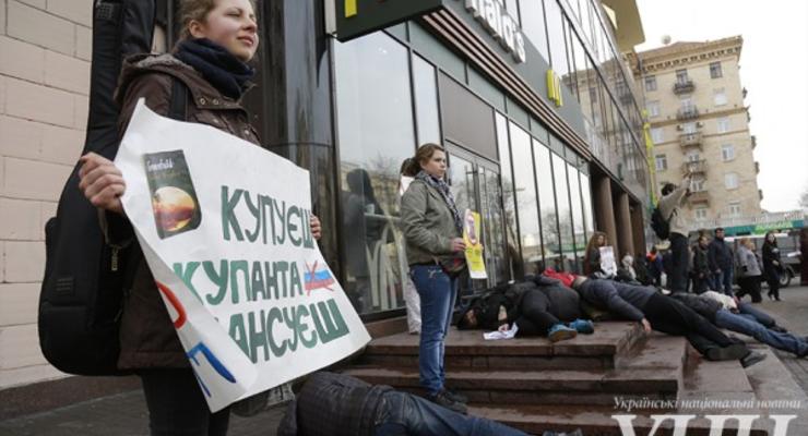 Молодежь в центре Киева лежа бойкотирует российские товары