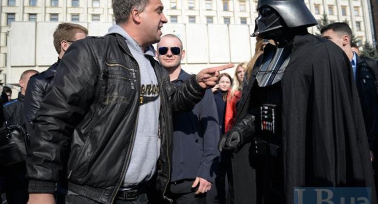 Фото недели: Дарт Вейдер в Киеве и замученный Янукович