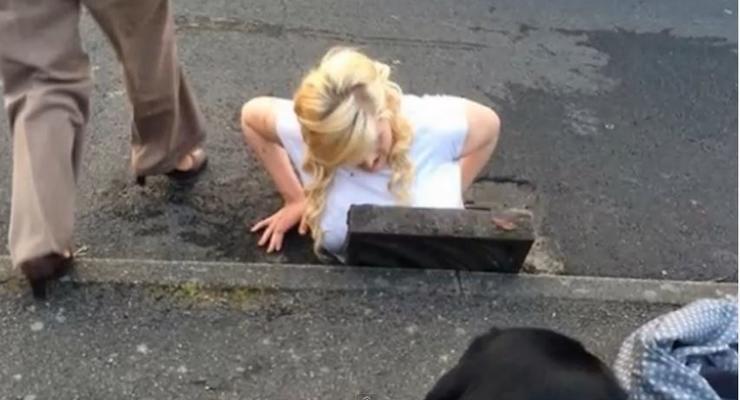 Блондинка застряла в канализации, пытаясь достать iPhone 5